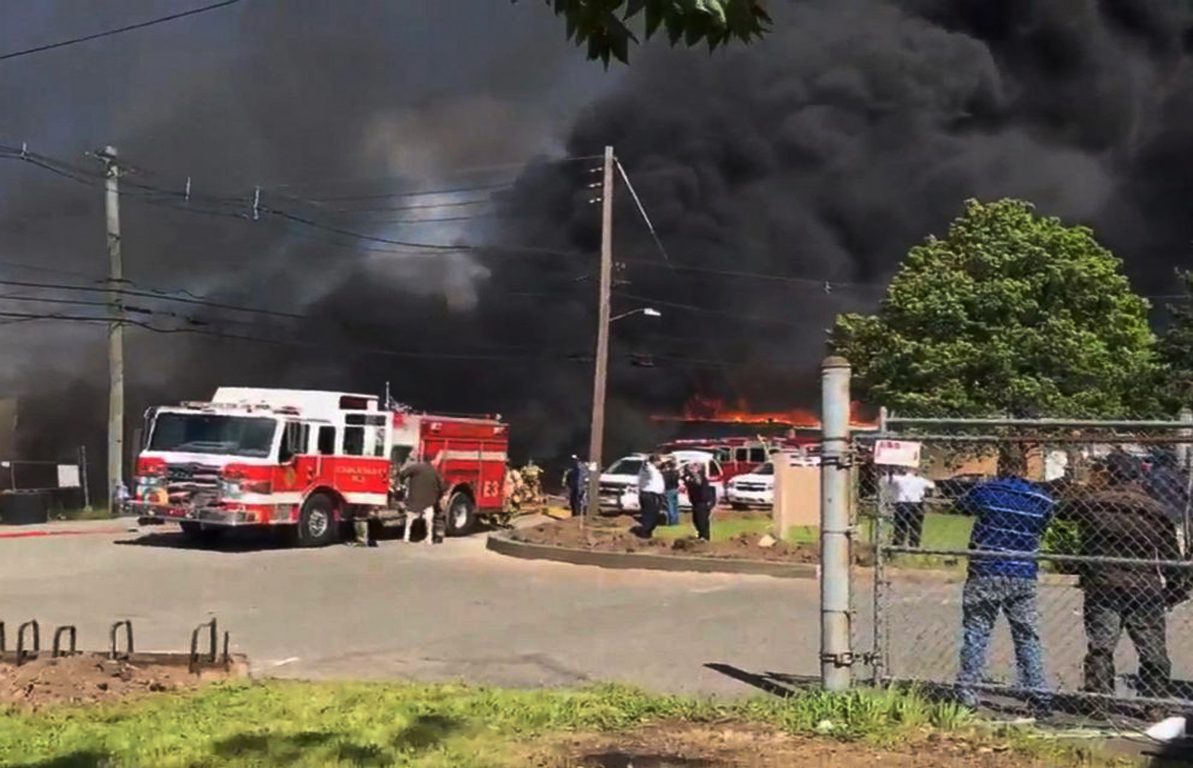 2 dead as Learjet crashes on approach to Teterboro Airport in New Jersey